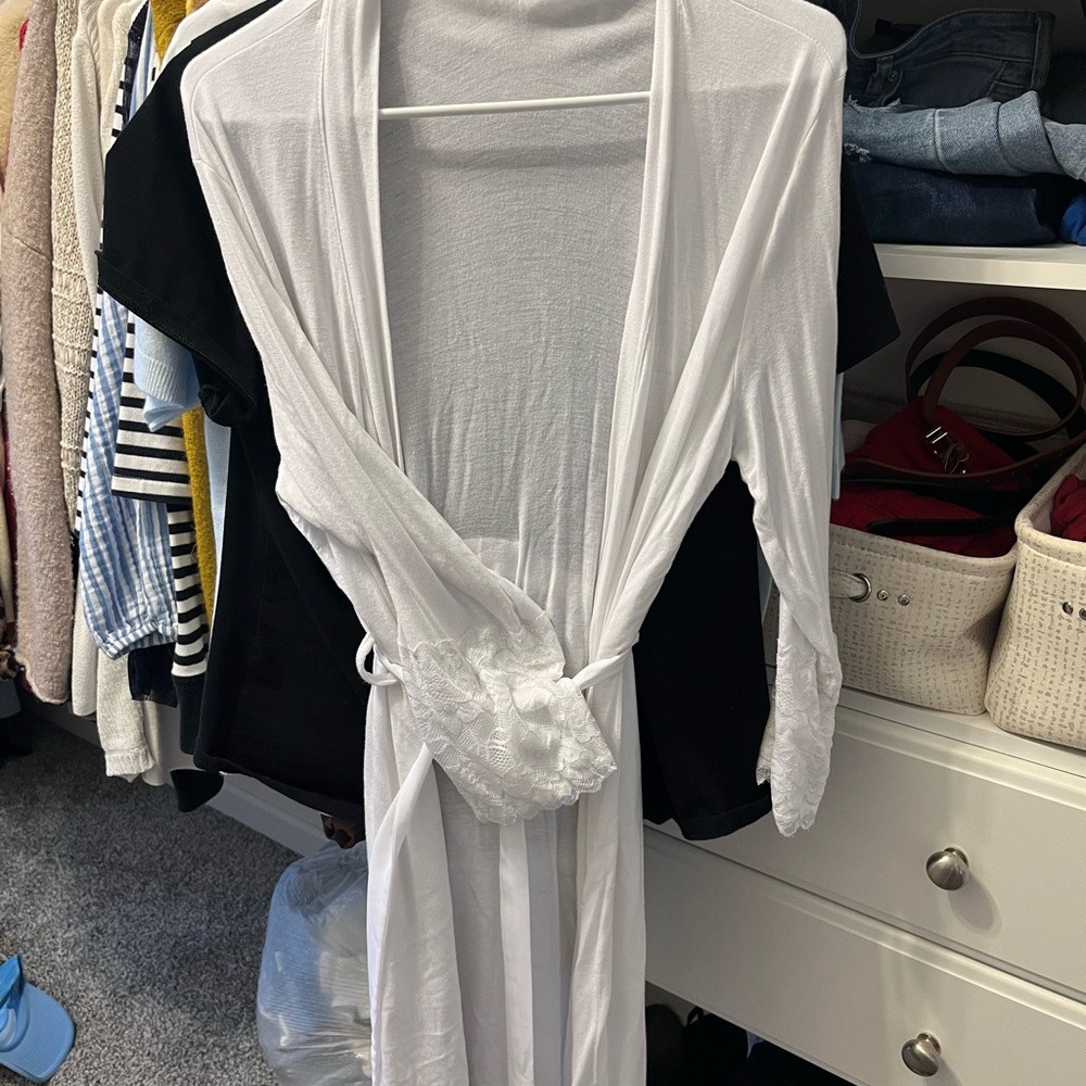Elegant White Lace Trim Robe